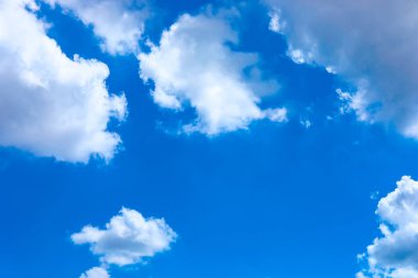 Küçük bulutlu mavi gökyüzü arkaplanı