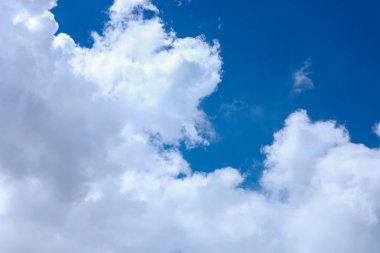 Mavi gökyüzü ve beyaz bulutlar