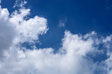 Mavi gökyüzü ve beyaz bulutlar