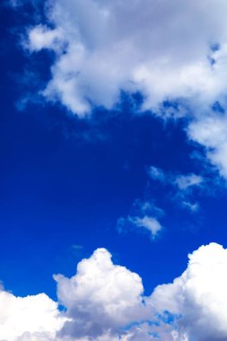 Mavi gökyüzü bulut sabah ile.