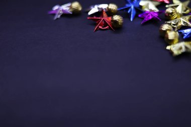 Hediyeler ve yıldızlı Noel arkaplanı Mutlu Noeller ve fotokopi alanı ile mutlu yıllar