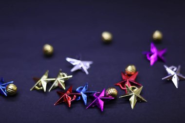 Hediyeler ve yıldızlı Noel arkaplanı Mutlu Noeller ve fotokopi alanı ile mutlu yıllar