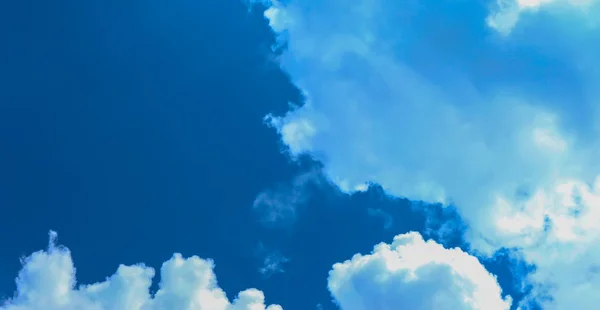 Fond bleu ciel avec nuages — Photo