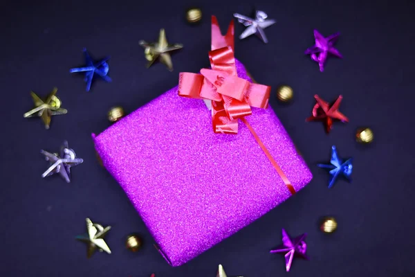 Fondo de Navidad con regalos y estrellas - Feliz Navidad y Feliz Año Nuevo con espacio para copiar —  Fotos de Stock