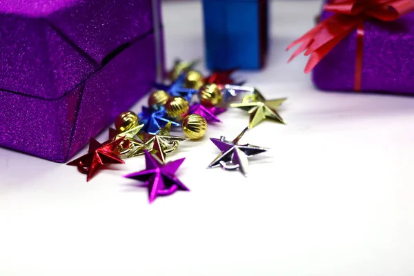 Χριστουγεννιάτικο φόντο με δώρα και αστέρια - Καλά Χριστούγεννα και Ευτυχισμένο το Νέο Έτος με αντίγραφο χώρο — Φωτογραφία Αρχείου