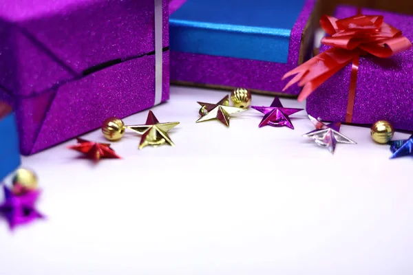 Fondo de Navidad con regalos y estrellas - Feliz Navidad y Feliz Año Nuevo con espacio para copiar — Foto de Stock