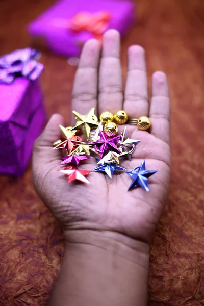 Man Hand och dekoration stjärna och god jul och gott nytt år — Stockfoto