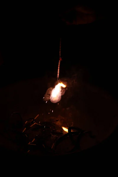 Fogo chama de perto no fundo preto, indiano tradicional fogo biscoitos durante o festival Diwali — Fotografia de Stock