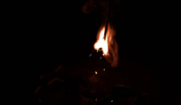 Огонь пламя крупным пламенем на черном фоне, индийские традиционные крекеры огня во время фестиваля Дивали — стоковое фото