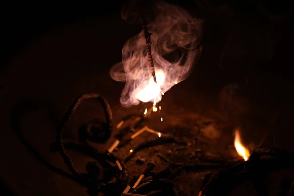 在Diwali节期间，印度传统的防火饼干- -黑色背景的火焰正靠近着它 — 图库照片
