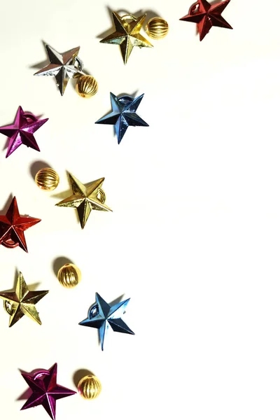 Composição de Natal. Decorações de estrelas coloridas em fundo branco. Natal, inverno, conceito de ano novo. espaço de cópia — Fotografia de Stock