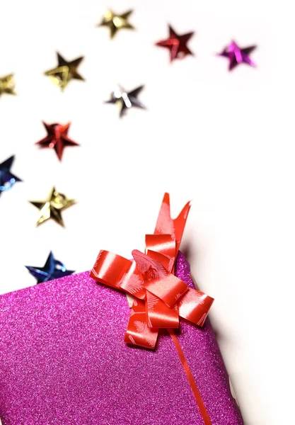 Kerst achtergrond met geschenken en sterren - Vrolijk Kerstfeest en Gelukkig Nieuwjaar. — Stockfoto