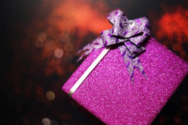 Feliz Navidad y feliz año nuevo con caja de regalo en fondo de luz borrosa bokeh , — Foto de Stock