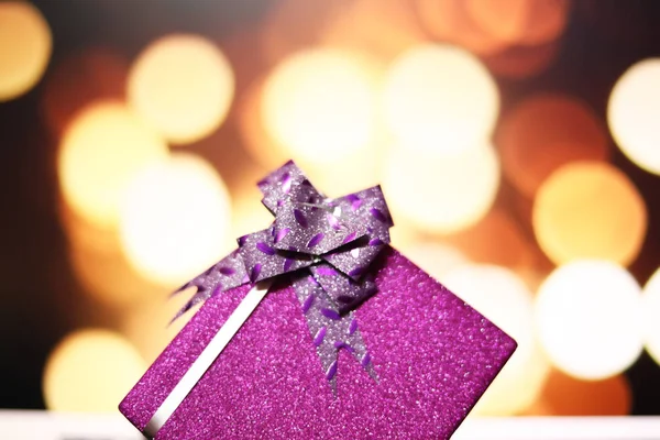 Buon Natale e felice anno nuovo con scatola regalo a sfondo chiaro bokeh sfocatura , — Foto Stock