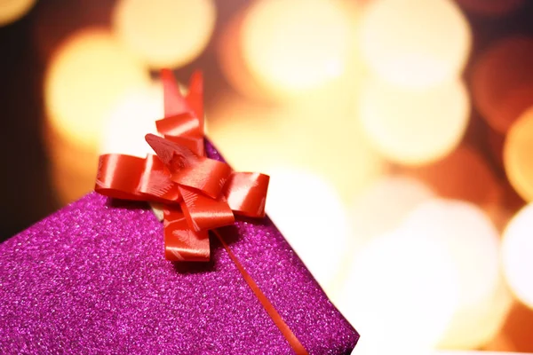 Joyeux Noël et bonne année avec boîte cadeau à fond clair de bokeh flou , — Photo