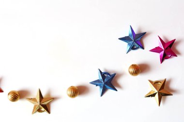 Mutlu Noeller ve beyaz arka planda renkli yıldızlı mutlu yıllar..