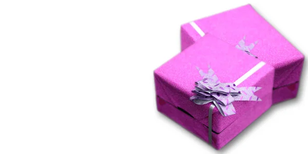 Caixas de presente de Natal com fita colorida no fundo branco. Xmas e cartão de saudação de Ano Novo, férias de inverno . — Fotografia de Stock
