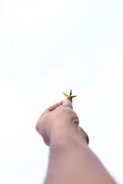 Der Weihnachtsstern in der Hand ist isoliert auf weißem Hintergrund — Stockfoto