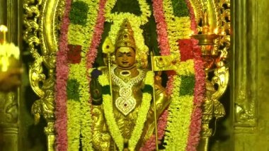 Hindu halkı Puja 'yı Murugan Tapınağı' nda Tanrı 'ya dua etmeye zorluyor.