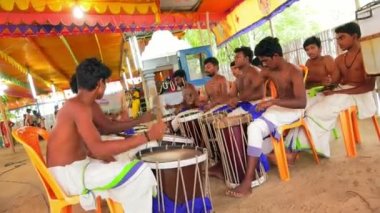 Chennai, Hindistan - 12 Mayıs 2019: Hintli adam Chenda Melam ritmik orkestrası, Temple araba festivali