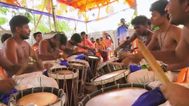 CHENNAI, INDIA - MAY 12, 2019: Indian man an playing on a Chenda Melam rhythmic orchestra, Temple car festival — Stock Video