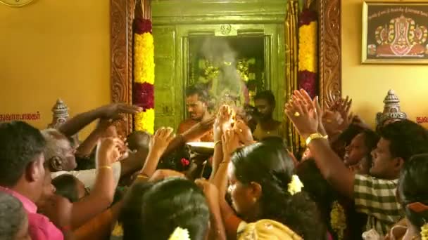 CHENNAI, ÍNDIA - 12 de maio de 2019: Pessoas hindus fazendo Puja para orar por Deus no Templo Murugan — Vídeo de Stock