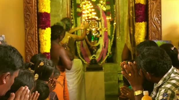 CHENNAI, INDIA - APRIL 05, 2019: Unidentified Hindu priest at the religious, fire puja, at south asia, India — Stock Video