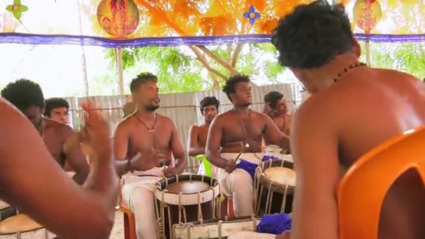 2019年5月12日，印度钦奈：印度男子在钦达 · 梅兰（Chenda Melam）节奏管弦乐队、坦普尔汽车节演出 — 图库视频影像