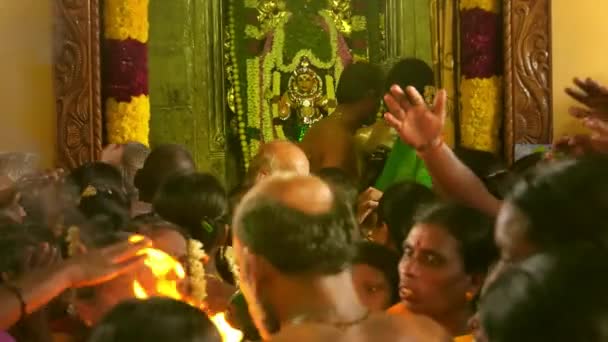 CHENNAI, INDIA - 05 DE ABRIL DE 2019: Sacerdote indio realiza rito durante ceremonia religiosa en templo hindú — Vídeos de Stock