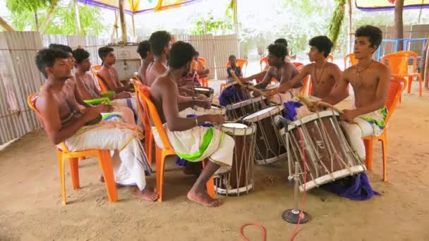 2019年5月12日:インドのチェンダ・メルラム(伝統的な太鼓で演奏する寺院音楽)で演奏するインド人男性 — ストック動画