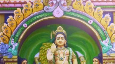 Hint Hindu Tanrısı 'nın renkli heykelinin ayrıntıları. Dış çekim, Hindu tanrıçası Lord Murugan' ın heykeli.