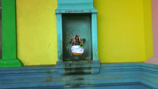 Vyřezávaná zeď se sochou Boží bohyně v Indii. — Stock video