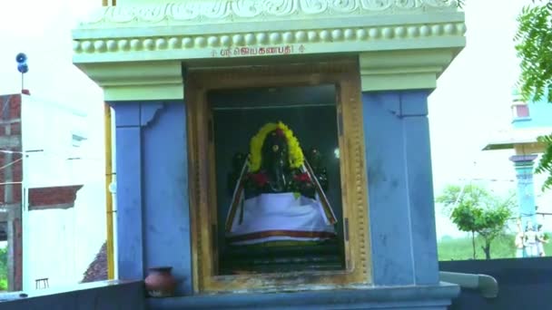 Steinstatue eines hinduistischen Gottes am Eingang eines Tempels. — Stockvideo