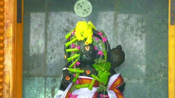 Ganesha Standbeeld een Hindoe godheid bij Tempel in India. — Stockvideo