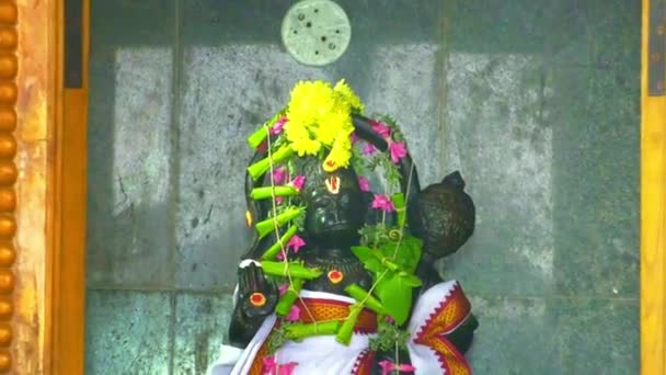 Ganesha Staty en hinduisk gudom vid templet i Indien. — Stockvideo