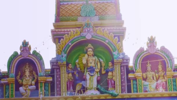 Vista sobre un templo hindú en la India, una estatua del Señor Murugan la diosa hindú — Vídeo de stock