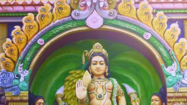 Detail barevné sochy indického hinduistického boha exteriéru, socha lorda Murugana hinduistické bohyně — Stock video