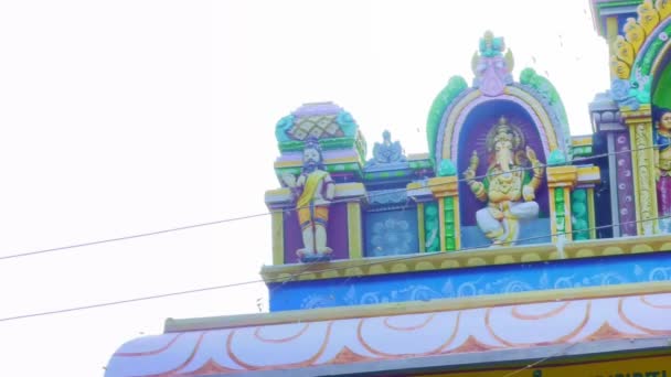 Utanför hinduiska Guds tempel, en staty av Lord Murugan den hinduiska gudinnan — Stockvideo