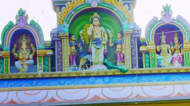 Exterior do templo hindu santuário arquitetura histórica antiga, Uma Estátua do Senhor Murugan a deusa hindu — Vídeo de Stock