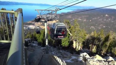 Tahoe Gölü, Kaliforniya 'daki Gondollar. İlahi teleferik istasyonu 25 Aralık 2018 'de Kaliforniya Usa' ya varacak.