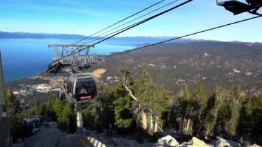 Tahoe Gölü, Kaliforniya 'daki Gondollar. İlahi teleferik istasyonuna varış zamanı 25 Aralık 2018, Kaliforniya Usa
