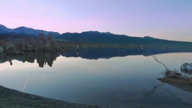 Tufa, Mono Gölü 'ndeki Güney Tufa Patikası' nda.
