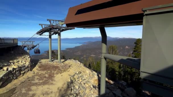 Gondels in Lake Tahoe, Californië. Aankomst op eindpunt Hemels kabelbaanstation, 25 dec 2018 California Usa — Stockvideo