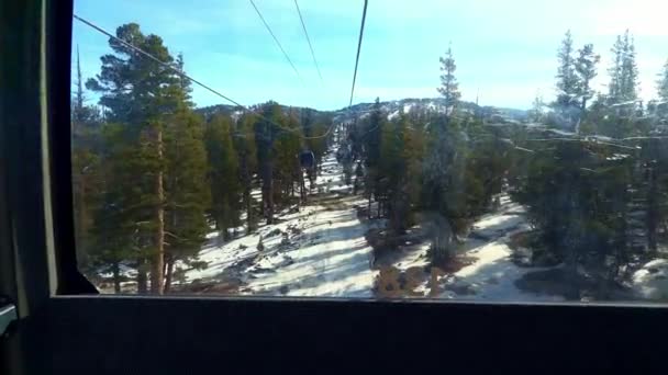 Point of View inifrån en himmelsk kabinlift åker upp för ett snöigt berg på en skidort 25 Dec 2018 California Usa — Stockvideo