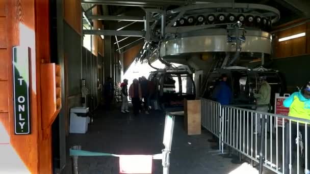 La gente sale de la estación de telesilla Heavenly Ski Resort Gondola 25 dic 2018 California EE.UU. — Vídeos de Stock