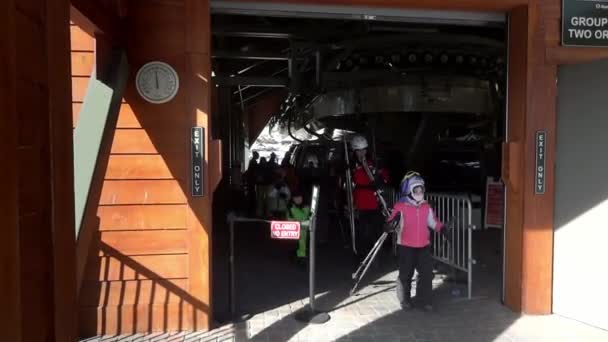 La gente sale de la estación de telesilla Heavenly Ski Resort Gondola 25 dic 2018 California EE.UU. — Vídeos de Stock