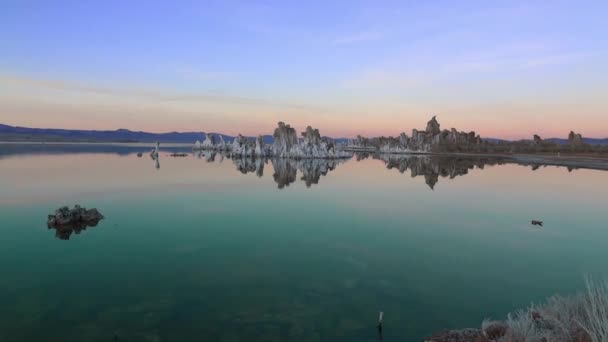 Formazioni di tufo sul lago Mono nella Valle Owens della California — Video Stock