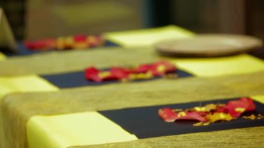 Düğün Ziyafet masalarında. Düğün süslemeleri.