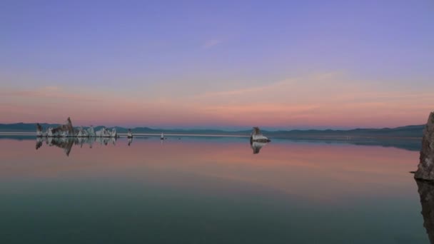 Tufa formaties op Mono Lake weinig panning shot met kleurrijke zonsondergang — Stockvideo