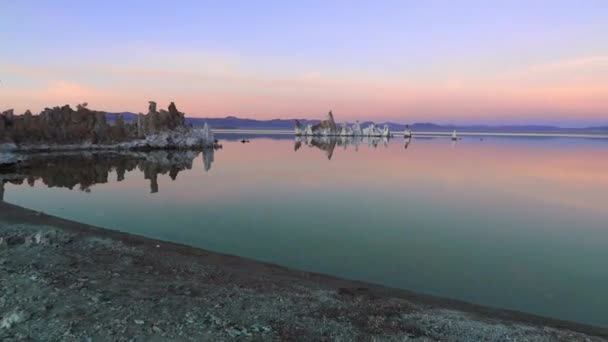 Mono Lake California, États-Unis. Ce lac étonnant se trouve près du parc national Yosemite, en Californie. reflet de coucher de soleil coloré dans l'eau 
